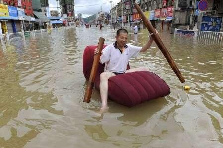 Chùm ảnh: Bão Morakot và 1001 cách "nổi" trên mặt nước - 9