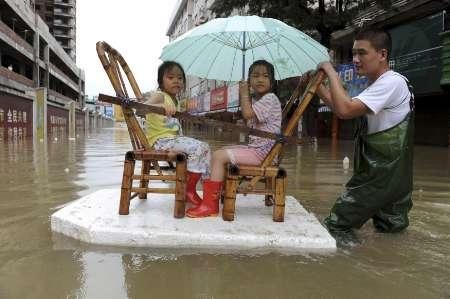 Chùm ảnh: Bão Morakot và 1001 cách "nổi" trên mặt nước - 8