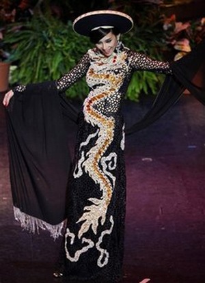 Hoàng Yến khoe áo dài trong đêm thi trang phục dân tộc - 1 Hoàng Yến khoe áo dài trong đêm thi trang phục dân tộc - 1
