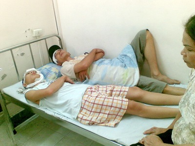 Cán bộ phường gọi côn đồ “giải quyết” va chạm giao thông - 1 Cán bộ phường gọi côn đồ “giải quyết” va chạm giao thông - 1