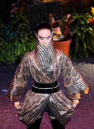 Hoàng Yến khoe áo dài trong đêm thi trang phục dân tộc - 25 Hoàng Yến khoe áo dài trong đêm thi trang phục dân tộc - 25