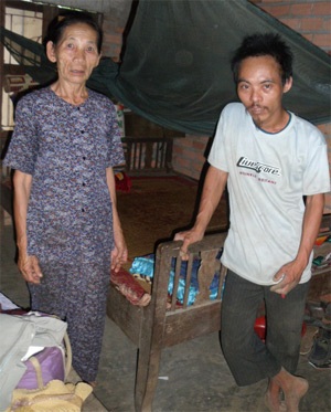 Mẹ già 72 tuổi nhịn đói, nhường cơm cho con! - 1 Mẹ già 72 tuổi nhịn đói, nhường cơm cho con! - 1