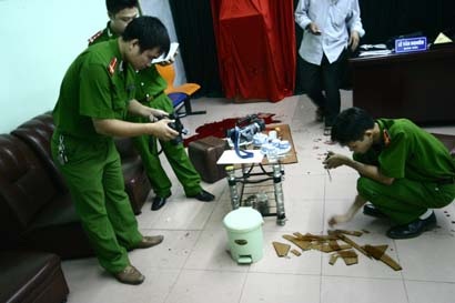 Bị nghi trộm đồ lót, nữ sinh tự sát trong nhà sách - 2 Bị nghi trộm đồ lót, nữ sinh tự sát trong nhà sách - 2