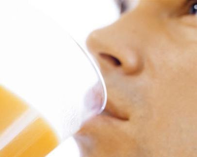 Chỉ 2 lon nước ngọt, nguy cơ tổn thương gan tới 80% - 1