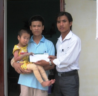 Hai bố con bị bỏng nặng tiếp tục nhận quà bạn đọc - 1 Hai bố con bị bỏng nặng tiếp tục nhận quà bạn đọc - 1