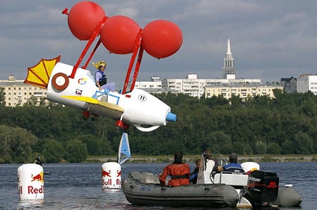 Chùm ảnh: Vui nhộn đua máy bay chạy bằng...sức người - 9 Chùm ảnh: Vui nhộn đua máy bay chạy bằng...sức người - 9