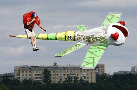 Chùm ảnh: Vui nhộn đua máy bay chạy bằng...sức người - 7 Chùm ảnh: Vui nhộn đua máy bay chạy bằng...sức người - 7