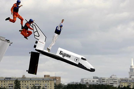 Chùm ảnh: Vui nhộn đua máy bay chạy bằng...sức người - 6 Chùm ảnh: Vui nhộn đua máy bay chạy bằng...sức người - 6