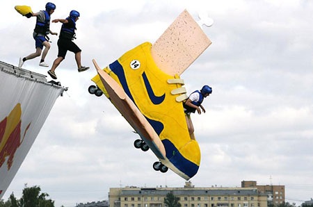 Chùm ảnh: Vui nhộn đua máy bay chạy bằng...sức người - 5 Chùm ảnh: Vui nhộn đua máy bay chạy bằng...sức người - 5