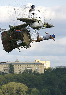 Chùm ảnh: Vui nhộn đua máy bay chạy bằng...sức người - 4 Chùm ảnh: Vui nhộn đua máy bay chạy bằng...sức người - 4