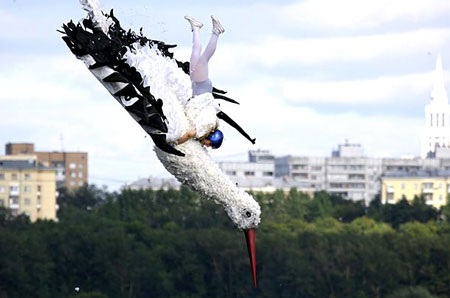 Chùm ảnh: Vui nhộn đua máy bay chạy bằng...sức người - 3 Chùm ảnh: Vui nhộn đua máy bay chạy bằng...sức người - 3