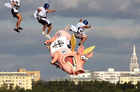 Chùm ảnh: Vui nhộn đua máy bay chạy bằng...sức người - 2 Chùm ảnh: Vui nhộn đua máy bay chạy bằng...sức người - 2