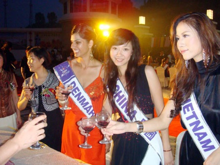 Thái Hà kết thân với thí sinh nước chủ nhà - 13 Thái Hà kết thân với thí sinh nước chủ nhà - 13