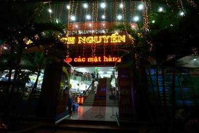Bị nghi trộm đồ lót, nữ sinh tự sát trong nhà sách - 1 Bị nghi trộm đồ lót, nữ sinh tự sát trong nhà sách - 1