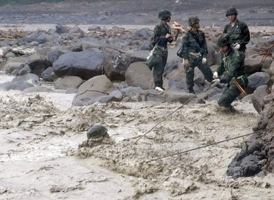 Hàng trăm người ở làng bị lở đất chôn vùi “vẫn sống” - 2 Hàng trăm người ở làng bị lở đất chôn vùi “vẫn sống” - 2