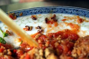 Kinh hoàng trứng cá thu sốt... dòi - 1