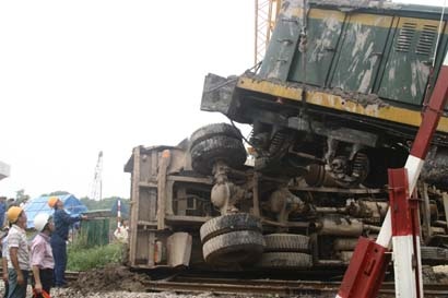 Tàu hỏa dụi ô tô lật ngang tại Hà Nội - 2 Tàu hỏa dụi ô tô lật ngang tại Hà Nội - 2