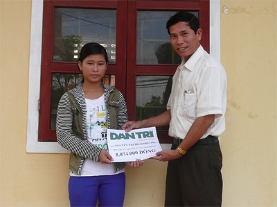 Chị em mồ côi Hoài Phương, Hồng Phấn tiếp tục nhận quà nhân ái  - 1