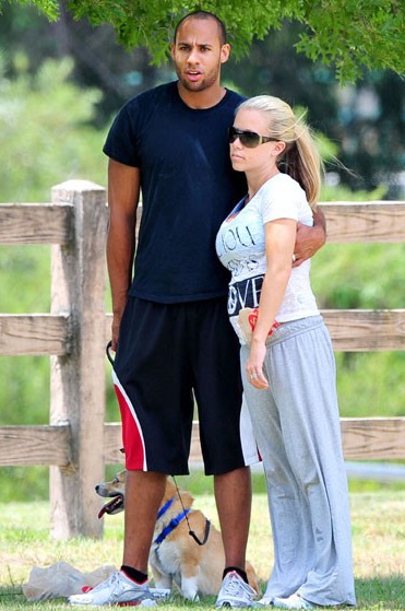 Người mẫu Playboy Kendra Wilkinson sẽ sinh bé trai - 2 Người mẫu Playboy Kendra Wilkinson sẽ sinh bé trai - 2