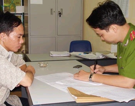Cán bộ phường gọi côn đồ đánh 3 bố con là cử nhân Luật - 1 Cán bộ phường gọi côn đồ đánh 3 bố con là cử nhân Luật - 1