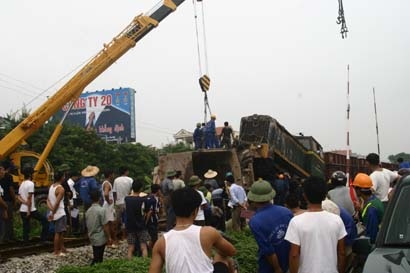 Tàu hỏa dụi ô tô lật ngang tại Hà Nội - 4 Tàu hỏa dụi ô tô lật ngang tại Hà Nội - 4