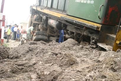 Tàu hỏa dụi ô tô lật ngang tại Hà Nội - 3 Tàu hỏa dụi ô tô lật ngang tại Hà Nội - 3