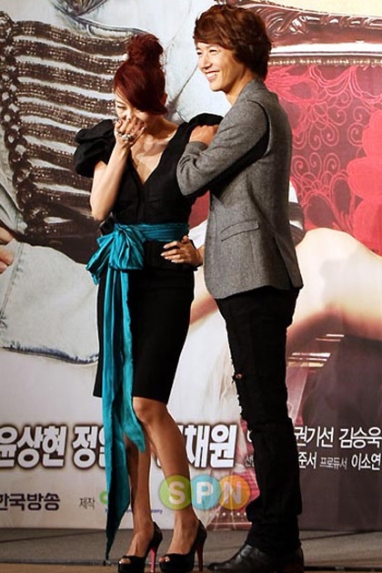 Chùm ảnh: Yoon Eun Hye rạng rỡ trong buổi họp báo - 13