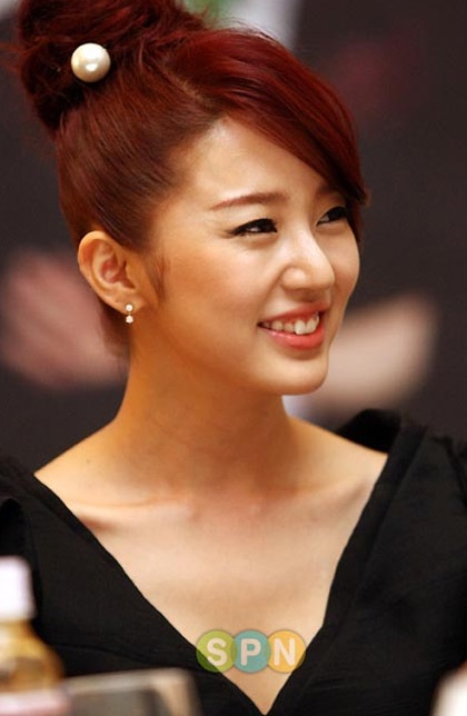 Chùm ảnh: Yoon Eun Hye rạng rỡ trong buổi họp báo - 6