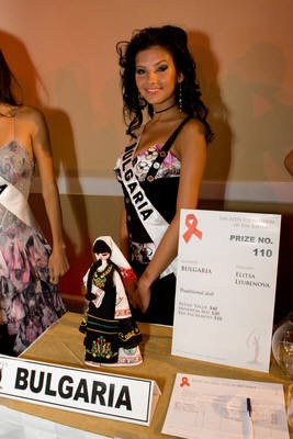 Những hình ảnh đầu tiên trong buổi đấu giá từ thiện - 27 Những hình ảnh đầu tiên trong buổi đấu giá từ thiện - 27