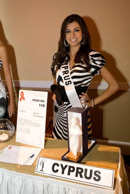 Những hình ảnh đầu tiên trong buổi đấu giá từ thiện - 25 Những hình ảnh đầu tiên trong buổi đấu giá từ thiện - 25