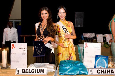 Những hình ảnh đầu tiên trong buổi đấu giá từ thiện - 23 Những hình ảnh đầu tiên trong buổi đấu giá từ thiện - 23