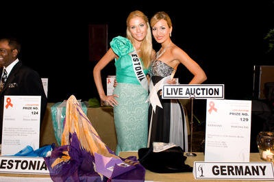 Những hình ảnh đầu tiên trong buổi đấu giá từ thiện - 22 Những hình ảnh đầu tiên trong buổi đấu giá từ thiện - 22