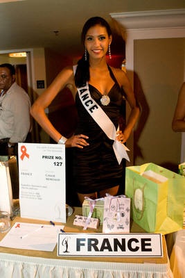 Những hình ảnh đầu tiên trong buổi đấu giá từ thiện - 20 Những hình ảnh đầu tiên trong buổi đấu giá từ thiện - 20