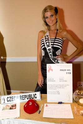 Những hình ảnh đầu tiên trong buổi đấu giá từ thiện - 19 Những hình ảnh đầu tiên trong buổi đấu giá từ thiện - 19