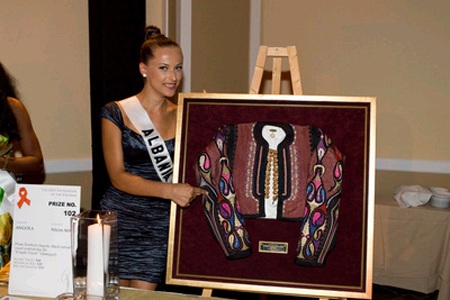 Những hình ảnh đầu tiên trong buổi đấu giá từ thiện - 15 Những hình ảnh đầu tiên trong buổi đấu giá từ thiện - 15