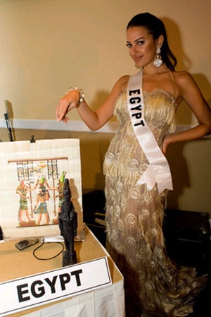 Những hình ảnh đầu tiên trong buổi đấu giá từ thiện - 11 Những hình ảnh đầu tiên trong buổi đấu giá từ thiện - 11