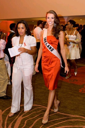 Những hình ảnh đầu tiên trong buổi đấu giá từ thiện - 8 Những hình ảnh đầu tiên trong buổi đấu giá từ thiện - 8