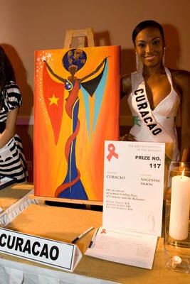 Những hình ảnh đầu tiên trong buổi đấu giá từ thiện - 35 Những hình ảnh đầu tiên trong buổi đấu giá từ thiện - 35