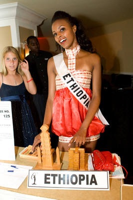 Những hình ảnh đầu tiên trong buổi đấu giá từ thiện - 33 Những hình ảnh đầu tiên trong buổi đấu giá từ thiện - 33