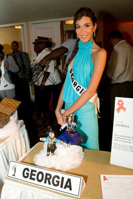 Những hình ảnh đầu tiên trong buổi đấu giá từ thiện - 32 Những hình ảnh đầu tiên trong buổi đấu giá từ thiện - 32