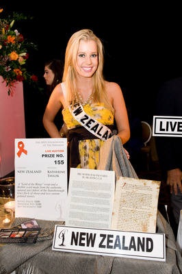 Những hình ảnh đầu tiên trong buổi đấu giá từ thiện - 31 Những hình ảnh đầu tiên trong buổi đấu giá từ thiện - 31