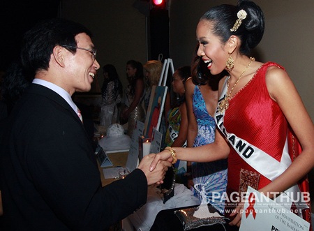 Những hình ảnh đầu tiên trong buổi đấu giá từ thiện - 30 Những hình ảnh đầu tiên trong buổi đấu giá từ thiện - 30