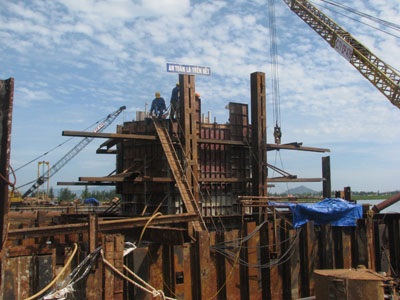 Bàng hoàng phát hiện xác đội phó trên trụ cầu - 1