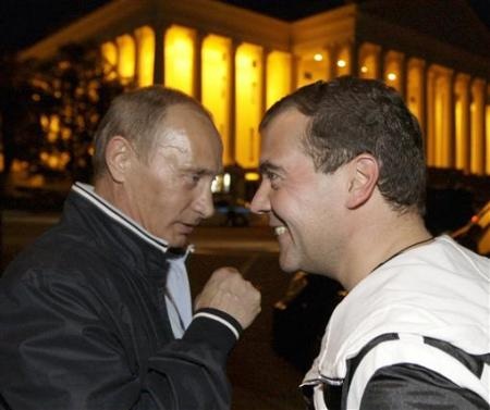 Chùm ảnh: Tình thân đặc biệt Putin - Medvedev - 13