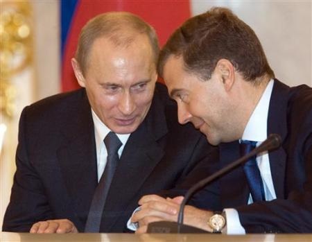 Chùm ảnh: Tình thân đặc biệt Putin - Medvedev - 16