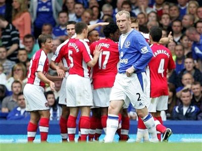 Adebayor “khai hỏa” cho Man City, Arsenal “vùi dập” Everton - 1