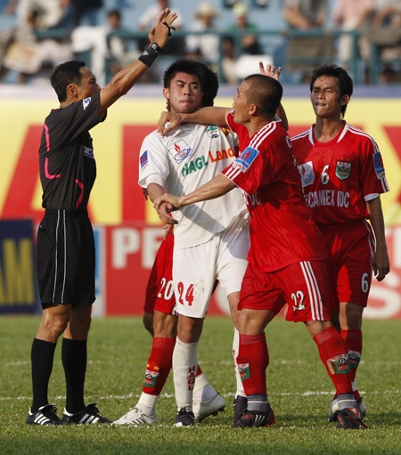 Bình Dương thắng HAGL trong một trận đấu "phi thể thao" - 2