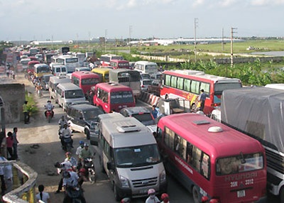 Tàu hỏa cắt đôi ô tô, một người chết - 2