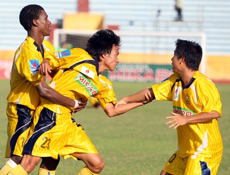 SL Nghệ An mất ngôi nhì bảng, TP.HCM lâm nguy - 1