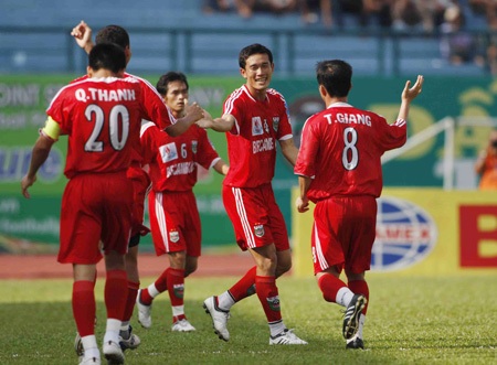 Bình Dương thắng HAGL trong một trận đấu "phi thể thao" - 1